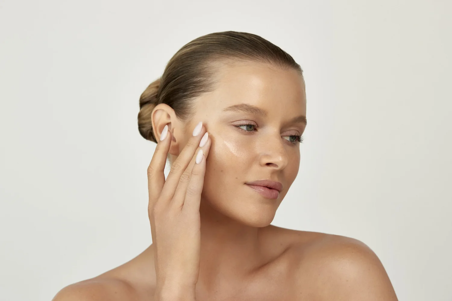 Beauty on-model — applying cream